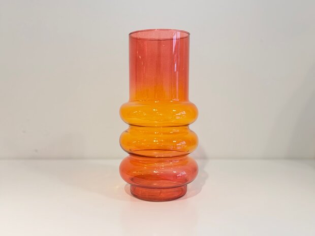 vaas oranje rood met ringen van concept blanco