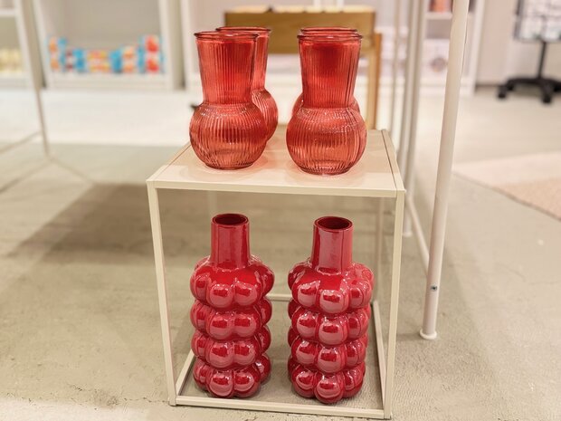 Glanzende Rode Aardewerk Vaas met Gecaptioneerde Vormen, Glazuur