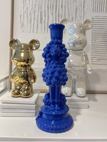 blauwe poedel, kobalt als woondecoratie en kandelaar