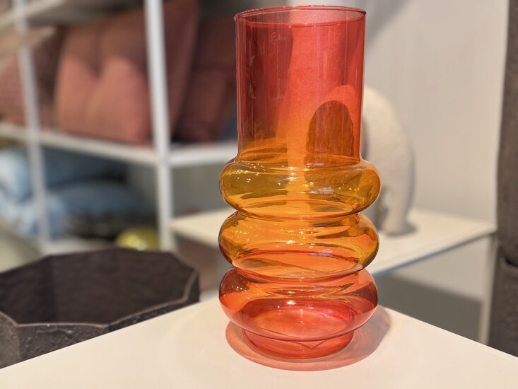 glazen vaas, oranje rood met bollingen concept blanco