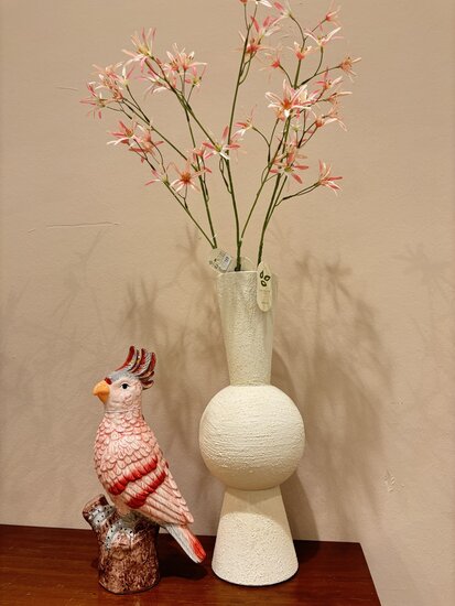 ruwe witte vaas, mooi gestyled in huis